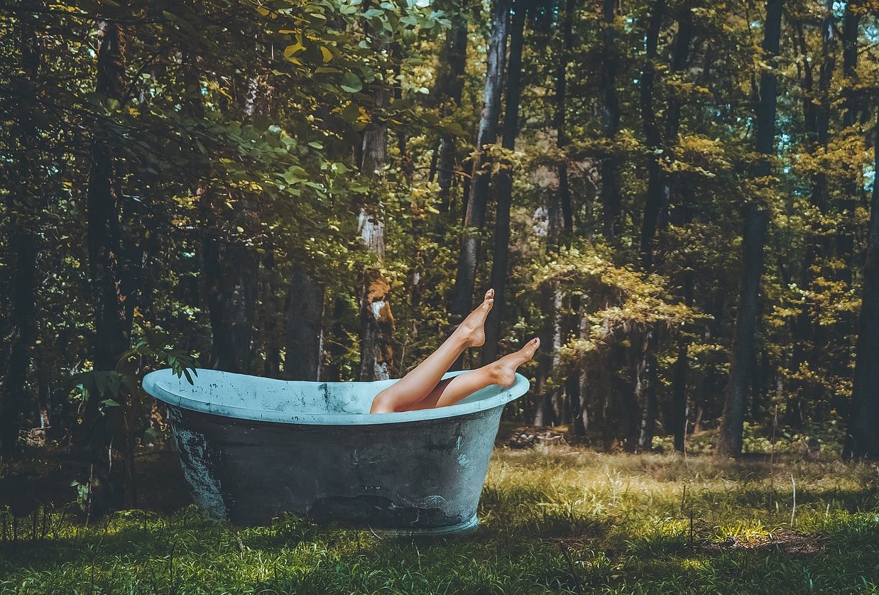 alte badewanne als pool im garten